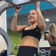 19 years old Fitness girl Sarah Pull ups